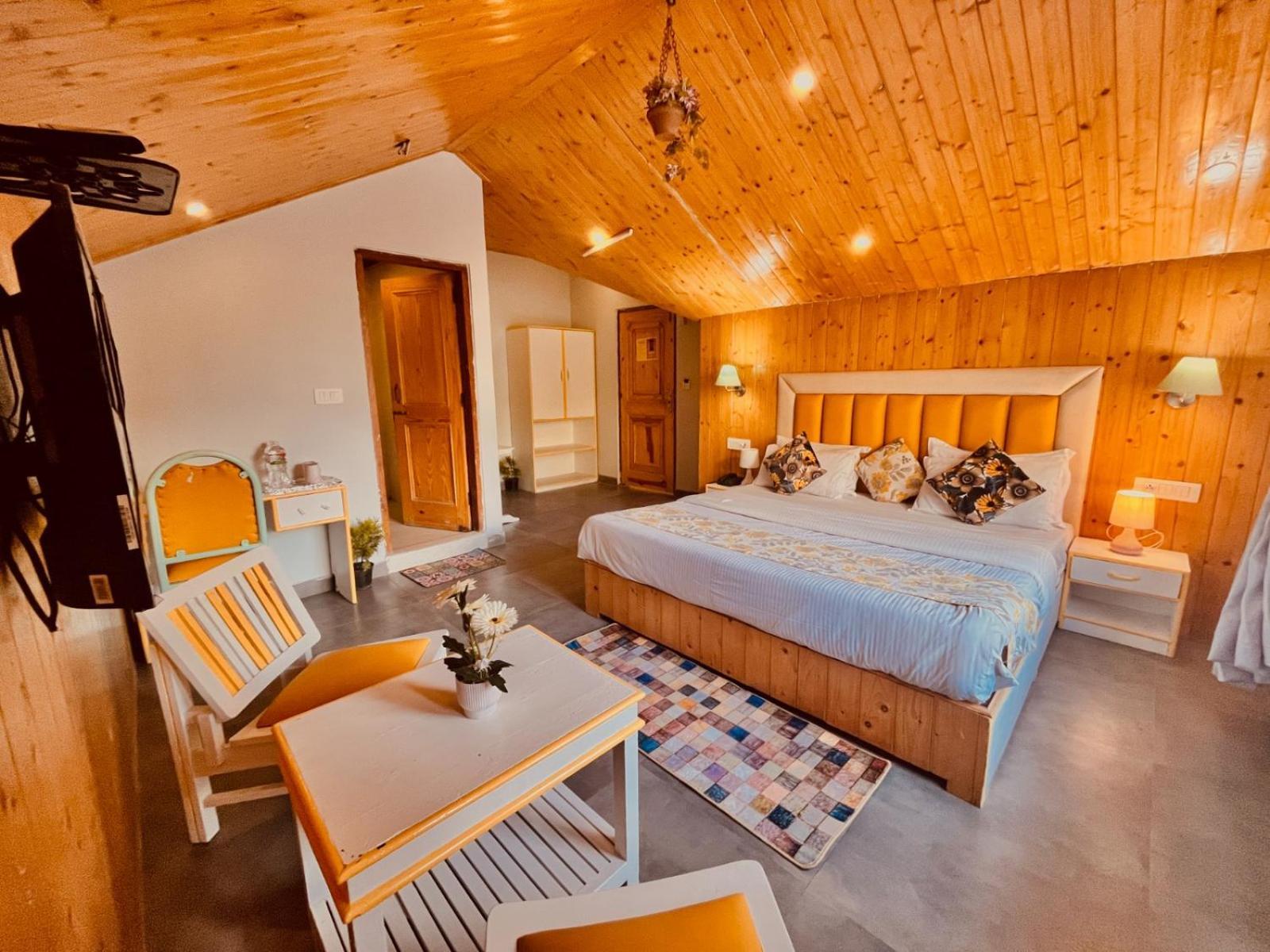 Hadimba Hill View By Hadimba Palace, Manali - Premium Room ! Family Hotel ! Parking ! Near Hadimba Temple Exteriör bild