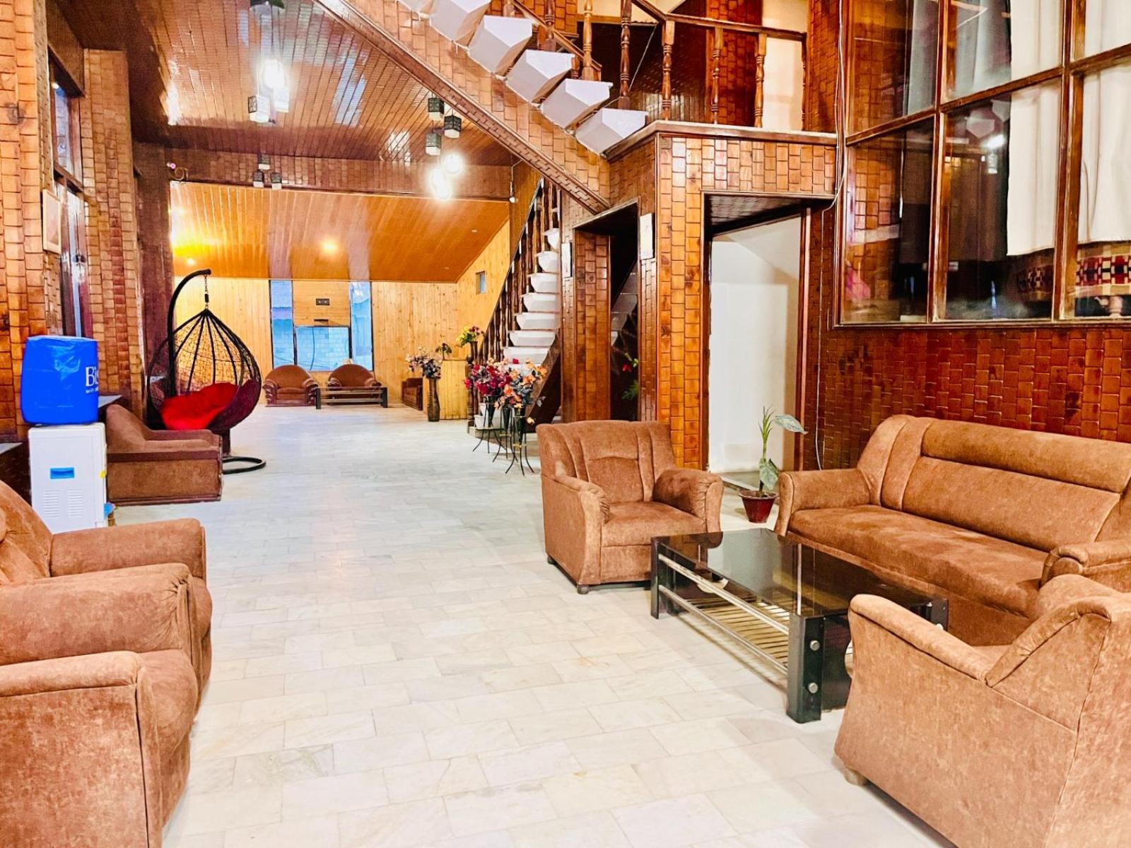Hadimba Hill View By Hadimba Palace, Manali - Premium Room ! Family Hotel ! Parking ! Near Hadimba Temple Exteriör bild