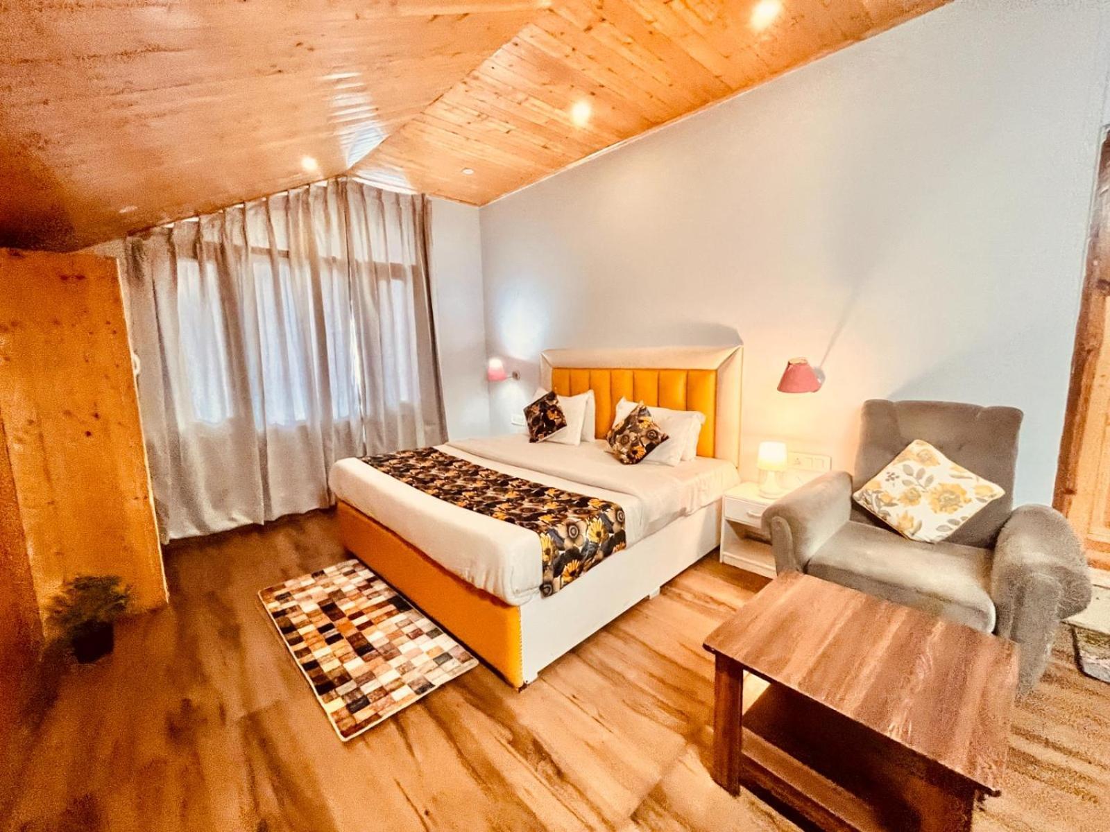Hadimba Hill View By Hadimba Palace, Manali - Premium Room ! Family Hotel ! Parking ! Near Hadimba Temple Exteriör bild
