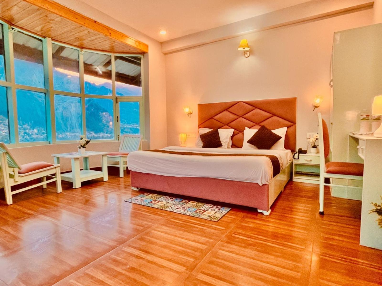 Hadimba Hill View By Hadimba Palace, Manali - Premium Room ! Family Hotel ! Parking ! Near Hadimba Temple Exteriör bild